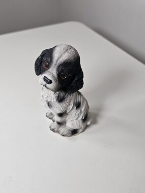 Greenbrier International Cocker Spaniel dog figurine made of polystone resin.